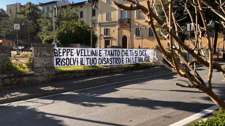 Poggibonsi, vertice Comune-imprenditori per il futuro del Leone: ma spuntano nuovi striscioni della Gradinata