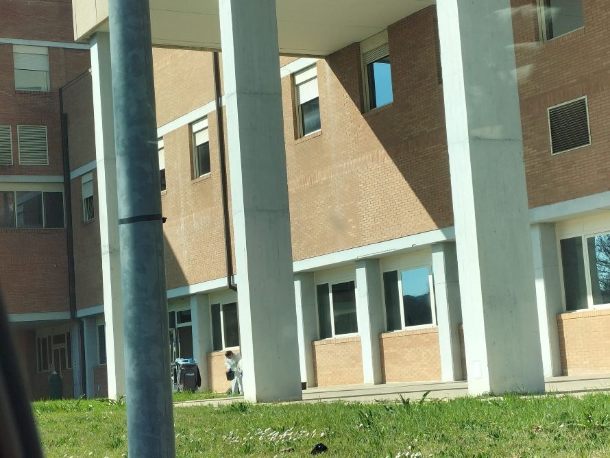 Dramma all&rsquo;ospedale di Campostaggia: muore un uomo dopo una caduta dal terzo piano