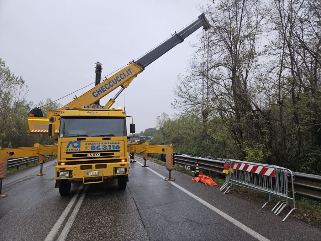 Svincolo di Drove chiuso, rimossa l'autocisterna di Gpl