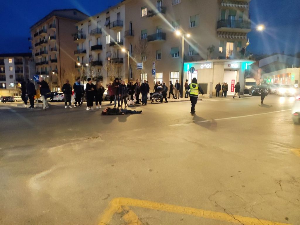 Tamponato in via Montenero: cerca di fermare l'auto in fuga ma viene scaraventato a terra 📷