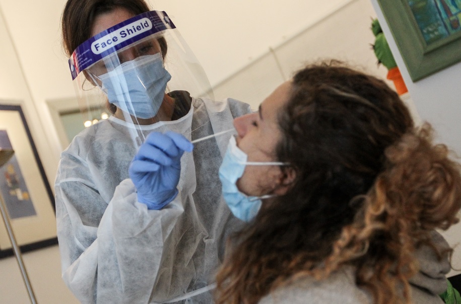 Covid, gli italiani hanno speso 2 miliardi di euro in tamponi