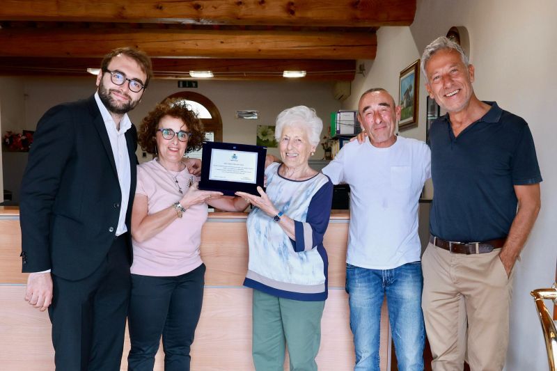 Empoli, una targa dell'Amministrazione alla Camion Mercato, da oltre 40 anni sul territorio empolese