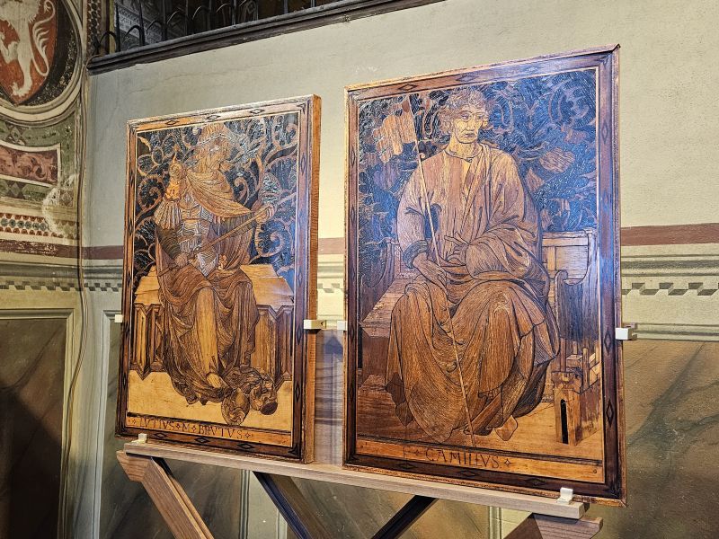 Le tarsie di Bruto e Camillo ritrovano la Sala del Mappamondo a Siena: il capolavoro del Bernacchino torna a Palazzo Pubblico