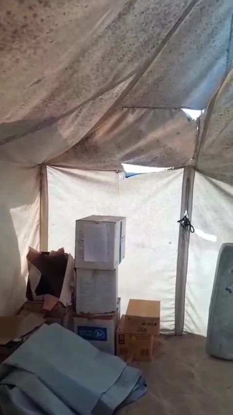 Una tenda per Aya, costretta a dormire in strada  per terra con le due sorelline di 5 e 8 anni
