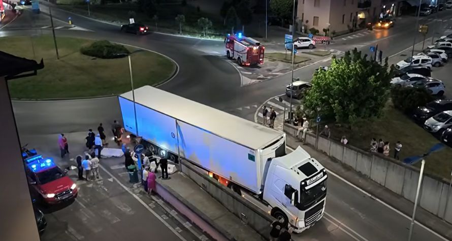 Tir sbaglia strada e urta gli spartitraffico: forte boato nella notte a Poggibonsi