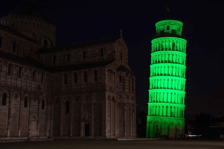La Torre di Pisa si tinge di verde nella notte di San Patrizio: l&rsquo;Italia protagonista del Global Greening