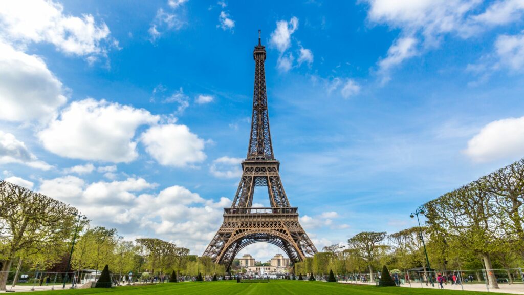 L’Europa nella morsa del caldo, chiusa la torre Eiffel. L’Onu: “Il mondo deve imparare a convivere con questo clima”