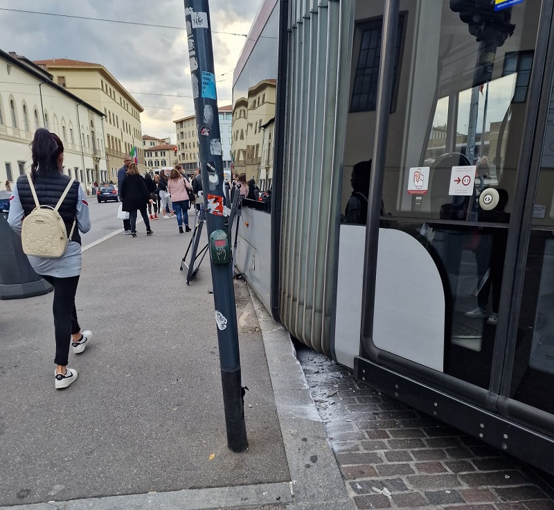 Firenze, un tram deraglia nei pressi della stazione
