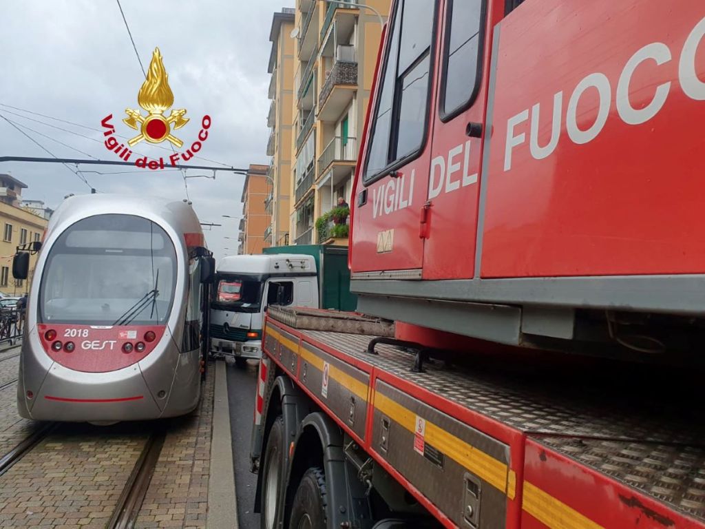 Scontro camion tramvia: paura ma nessun ferito