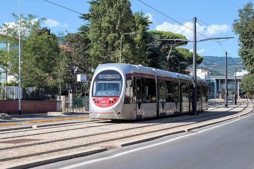 Notte di paura a Scandicci: uomo finisce sotto il tram, &egrave; in gravi condizioni a Careggi