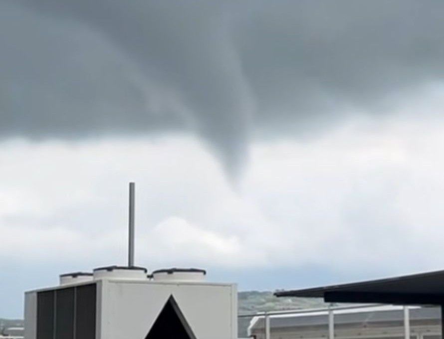 Maltempo in Toscana, vortice d'aria su Empoli: disagi e allerta sulla Firenze-Siena