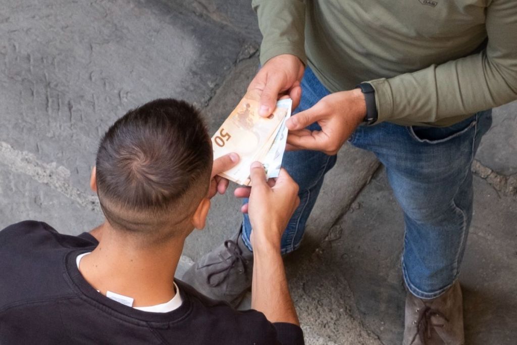 Avance a una ragazza: 2 cinesi nei guai per estorsione
