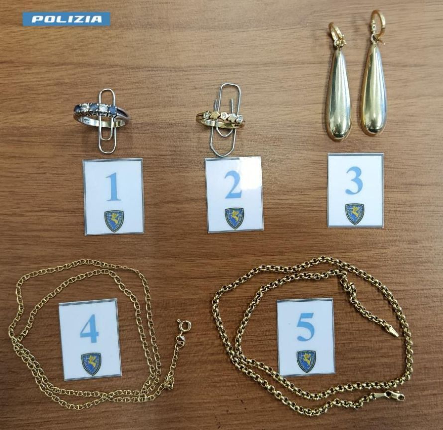 Gioielli rubati a un'anziana e recuperati in autostrada: la Polizia cerca i proprietari in provincia di Siena