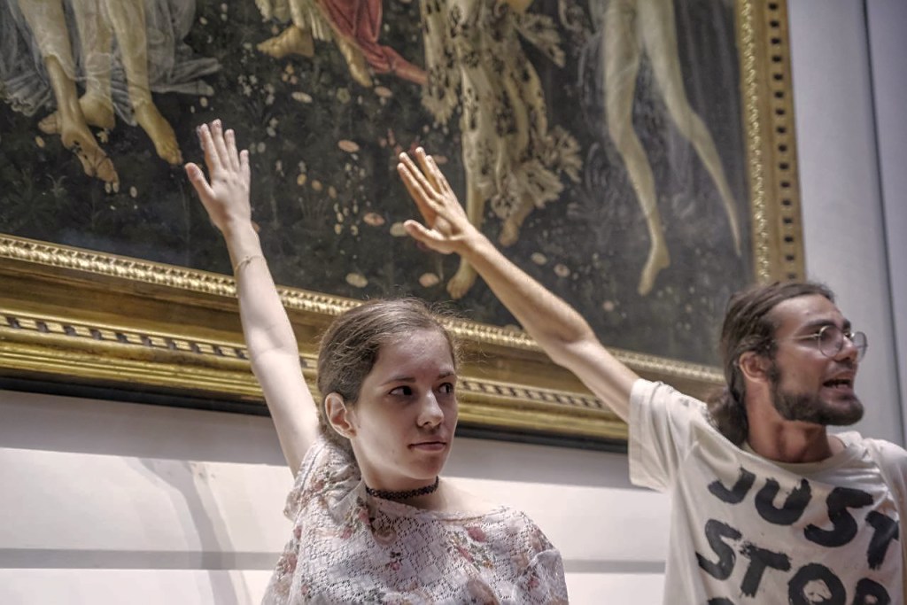 Irrompono negli Uffizi con uno striscione contro gas e carbone: 3 denunciati
