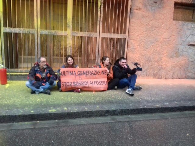 Blitz di Ultima generazione a Firenze: vernice sulla sede regionale del Mef