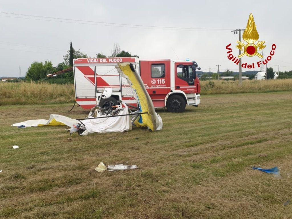 Cade ultraleggero a San Miniato, due morti di 41 e 59 anni