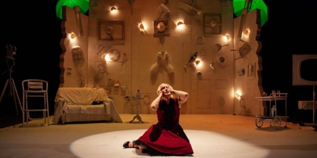 Teatro dei Rozzi, comico e grottesco in “Una giornata qualunque” con Gaia De Laurentiis