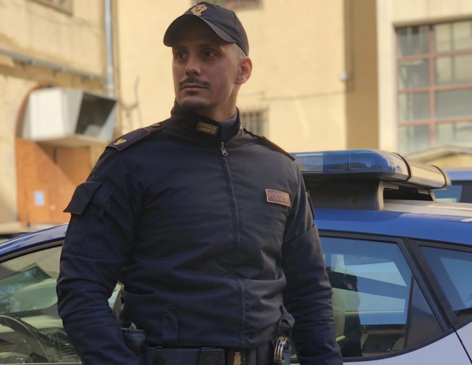 Tradito dalla geolocalizzazione: cittadino gambiano trovato dalla Polizia con Airpods rubati e quasi 50 dosi di droga