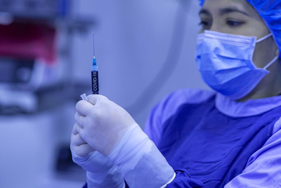 Moderna fa causa a Pfizer e Biontech: “Ci hanno copiato”