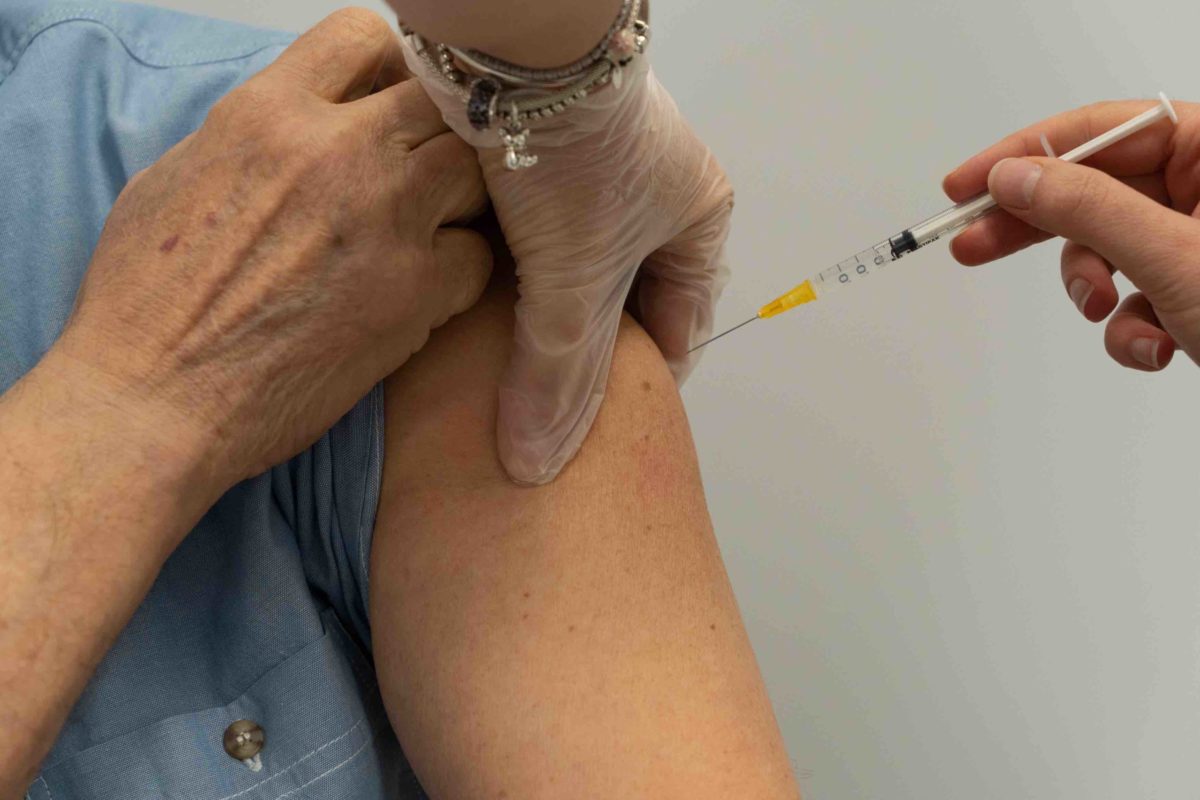 Covid, studio the Lancet: “Vaccino salva la vita ma non ferma contagi, obbligo da rivalutare”