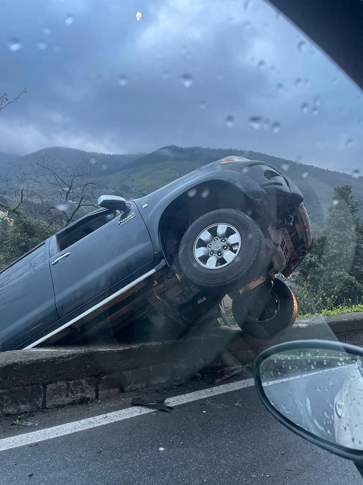 Incidente a Vaiano, auto rimane in bilico sulla scarpata