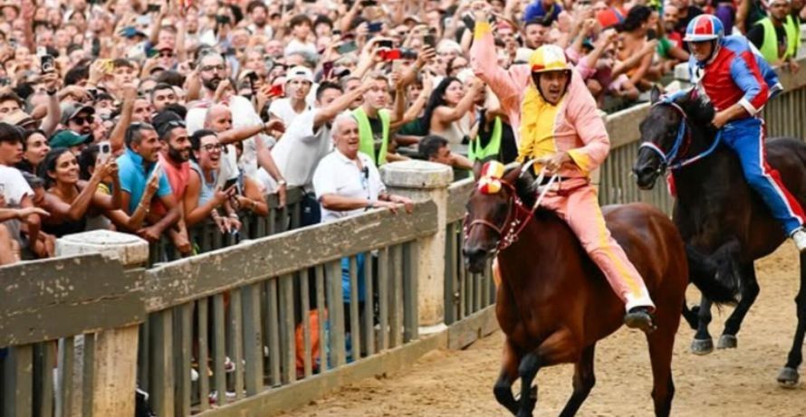 VIDEO | Siena, Palio dell’Assunta 2025: vince il Valdimontone