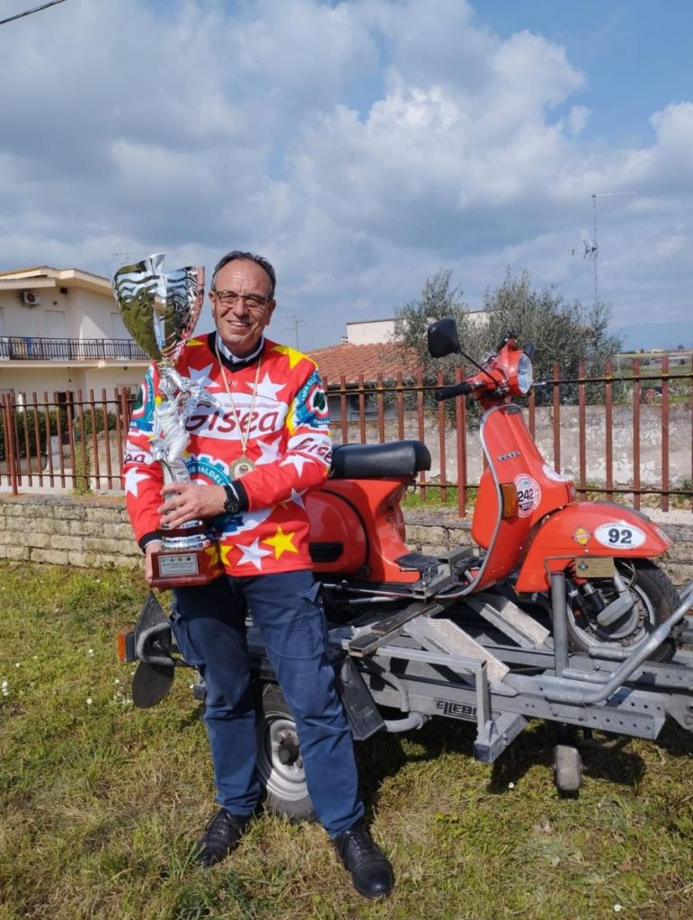 È poggibonsese il campione di regolarità Vespa del Centro Italia