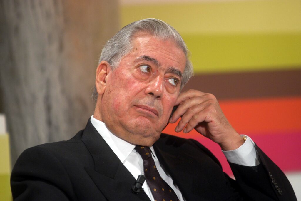Addio a Vargas Llosa, lo scrittore Premio Nobel che ha raccontato l’America Latina tra libertà e disincanto