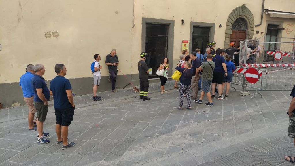 Verifiche dopo il crollo in via Maestra, si cercano le cause