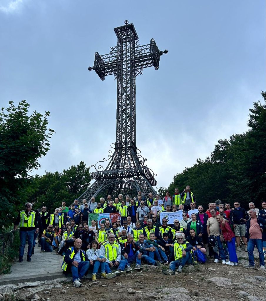 Volano in vetta all'Amiata le vespe del club Valdelsa