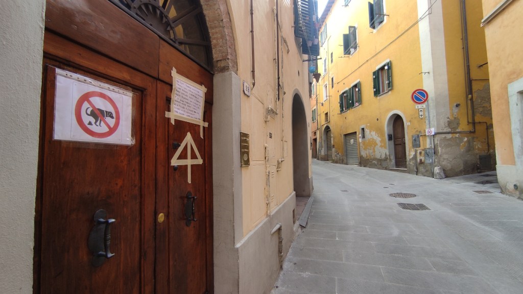 Centro storico di Poggibonsi tra cacche di cane e atti vandalici