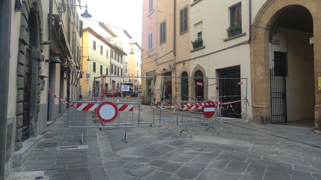 Evacuati anche dai palazzi di fronte, pericolo crollo in via Maestra