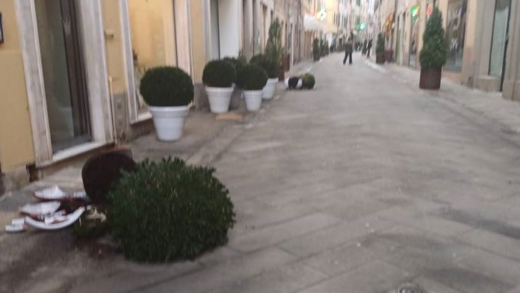 Distrutti arredi in via Maestra, è caccia ai vandali