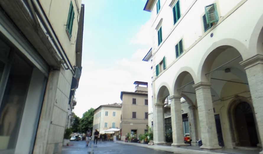 Violenza in centro a Colle: rissa tra gruppi di giovani e un 18enne accoltellato. Nessuna ipotesi esclusa