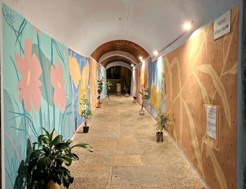 Arte a Poggibonsi, inaugurato il murales dedicato alle impagliatrici in vicolo Ciaspini