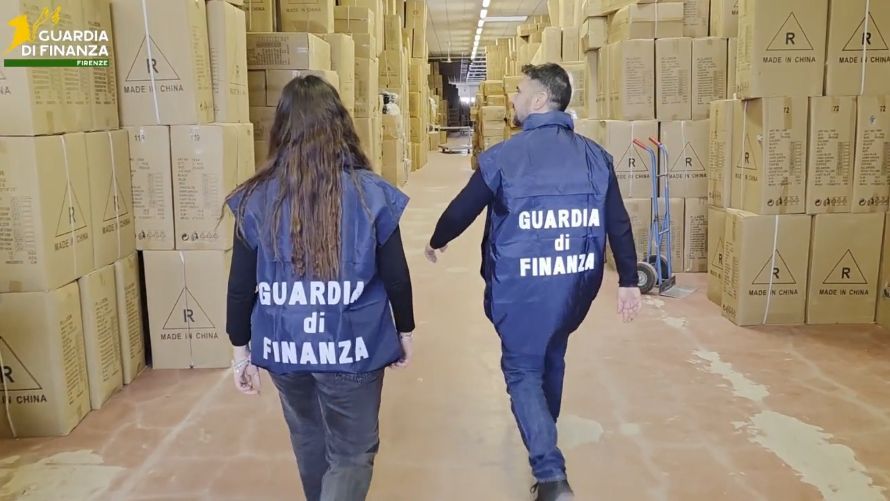 Maxisequestro della Gdf a Sesto, Impruneta e Firenze: 4.350 articoli contraffatti per oltre mezzo milione di euro