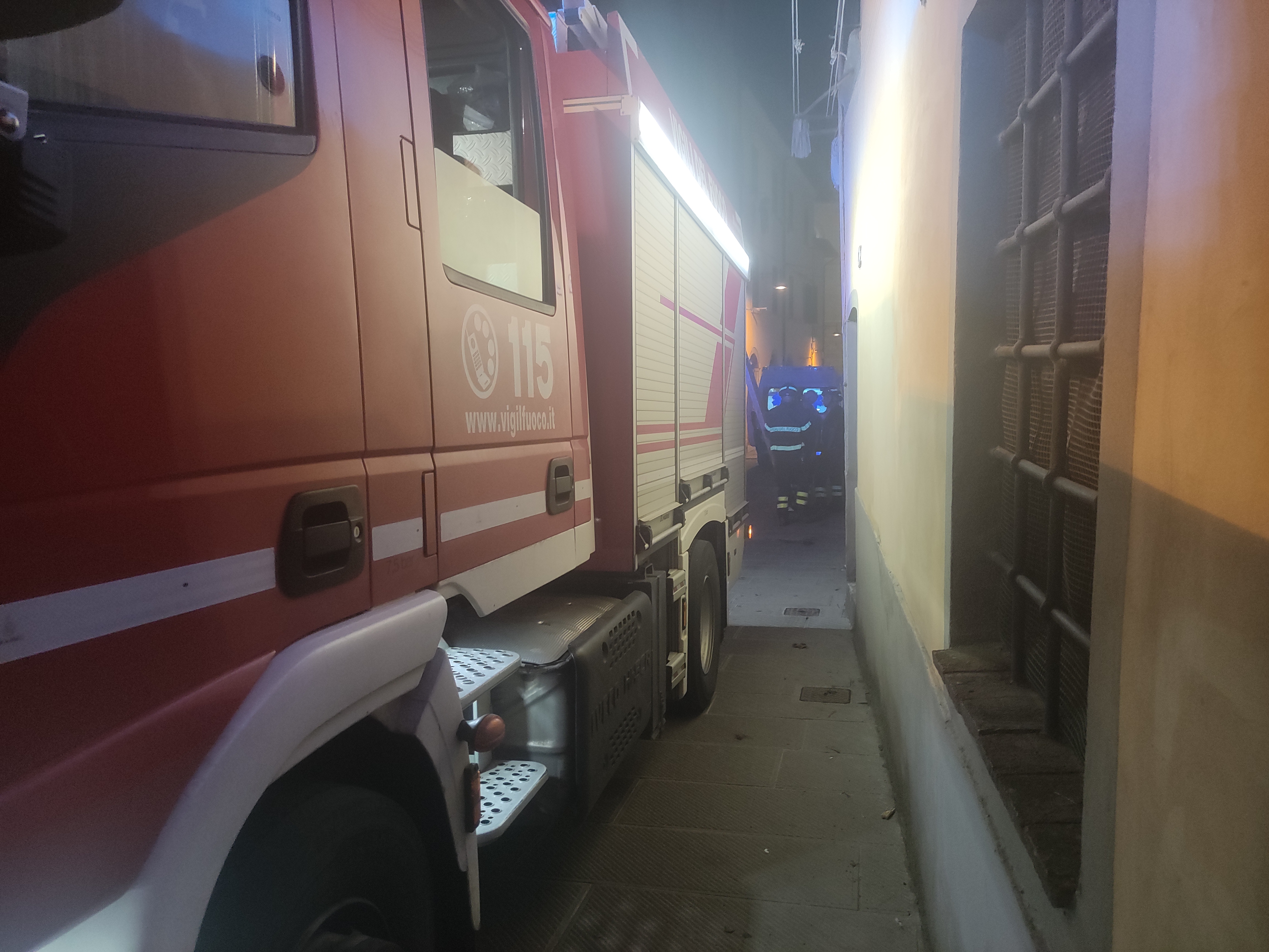 Anziana cade per terra in casa e per salvarla intervengono i vigili del fuoco (il video dell'intervento)
