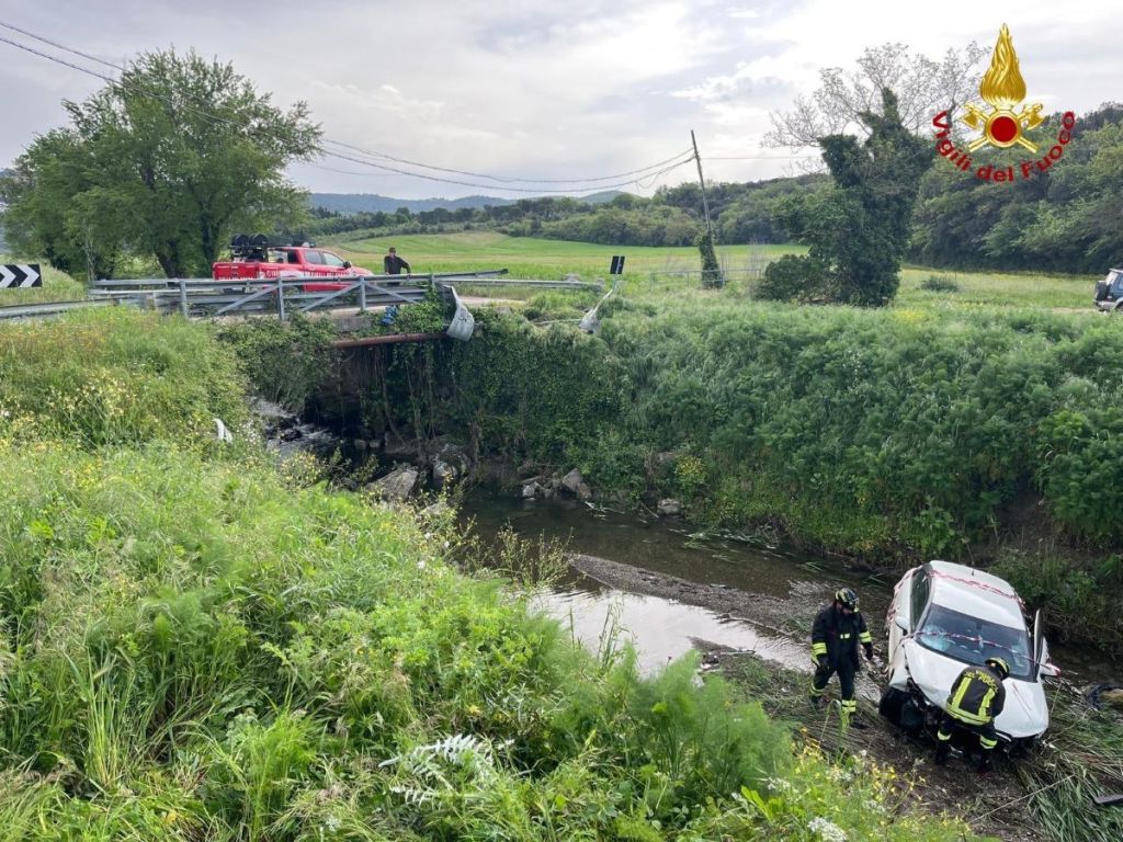 Finiscono con l'auto nel canale alla Marsiliana di Massa Marittima