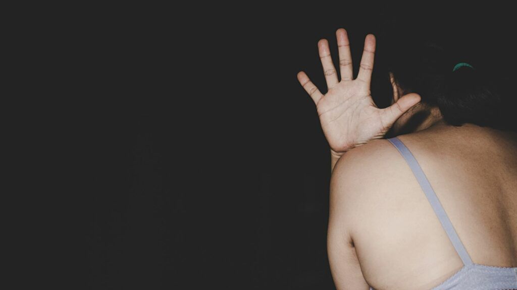 Sesso senza consenso, sì della Camera alla pena da 6 a 12 anni. Boldrini: “Basta con la storia ‘Non ha detto no'”