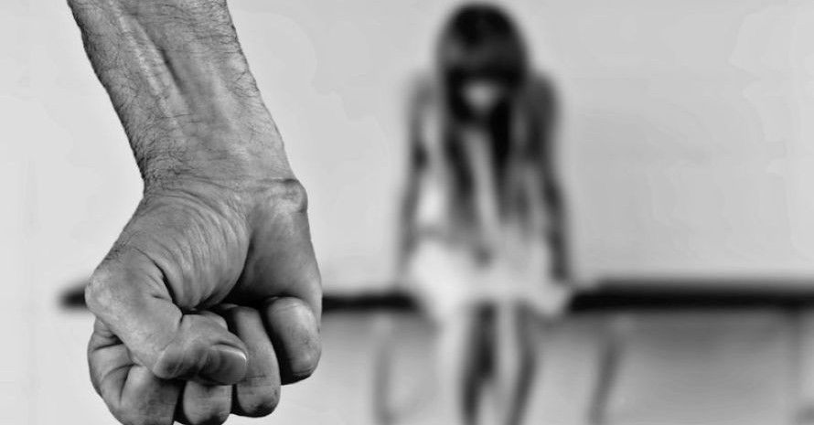 Parole che feriscono: Etichette, linguaggio e il potere invisibile nella violenza di genere