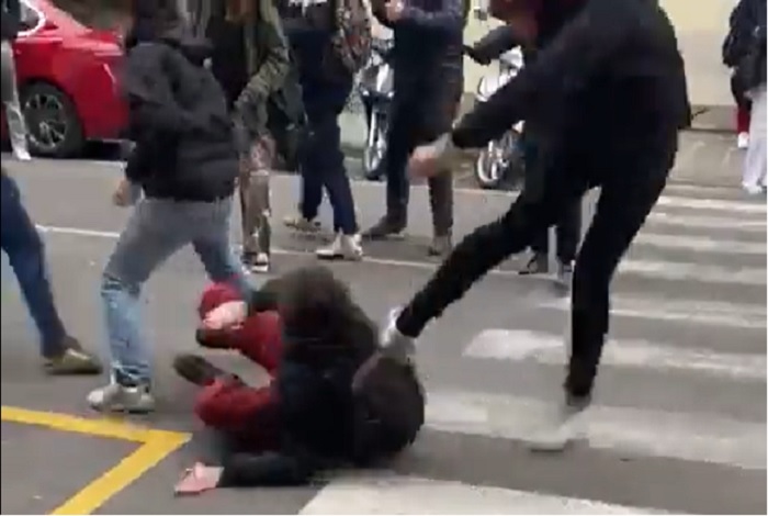 VIDEO | Firenze, botte agli studenti davanti al Liceo Michelangiolo. Nardella: “Aggressione squadrista”