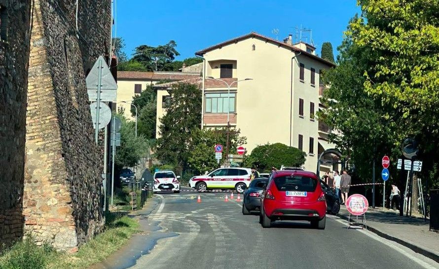 San Gimignano, maxi rottura della condotta idrica: traffico bloccato in via Dante, strada chiusa