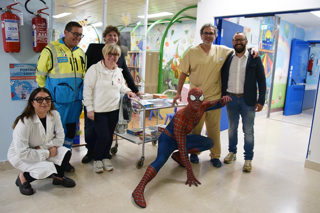 Lo Spiderman di corsia Mattia Villardita in visita al Dipartimento della Donna e dei bambini dell’Aou Senese