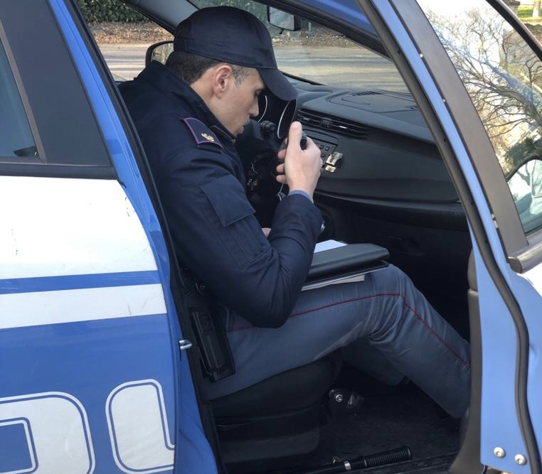 Scaraventa la bicicletta contro la volante: arrestato dalla Polizia marocchino con hashish e cocaina