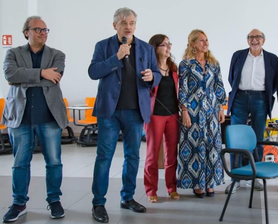 Il Festival Voltapagina chiude in festa: distopie, poesia e musica al liceo Volta