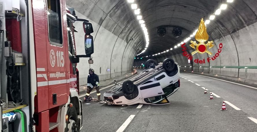 Auto si ribalta in A1 dentro una galleria, code tra Bologna e Firenze