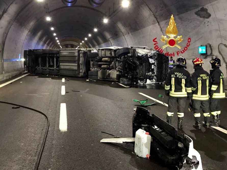Camion si ribalta sull’A1: traffico bloccato a Barberino del Mugello