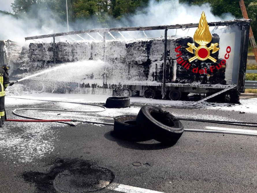 Paura in A1 Direttissima, camion carico di carta va a fuoco: quattro distaccamenti dei Vigili del Fuoco sul posto