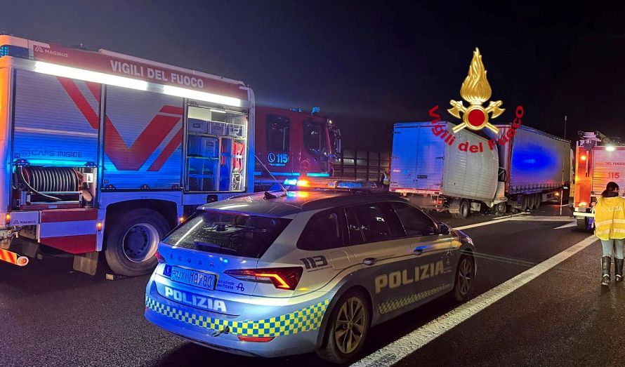 Dramma sulla A1 a Calenzano: furgone si schianta contro un tir, muore il conducente