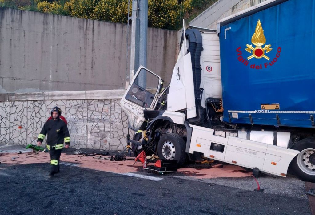 Terribile schianto sull'A1, autotreno contro cordolo della galleria